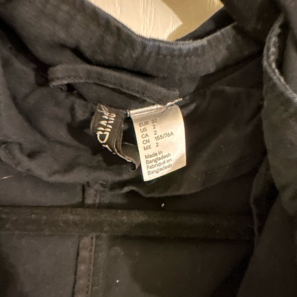 ✨Free with one purchase✨ Divided Black Jacket size 2 - Picture 5 of 6